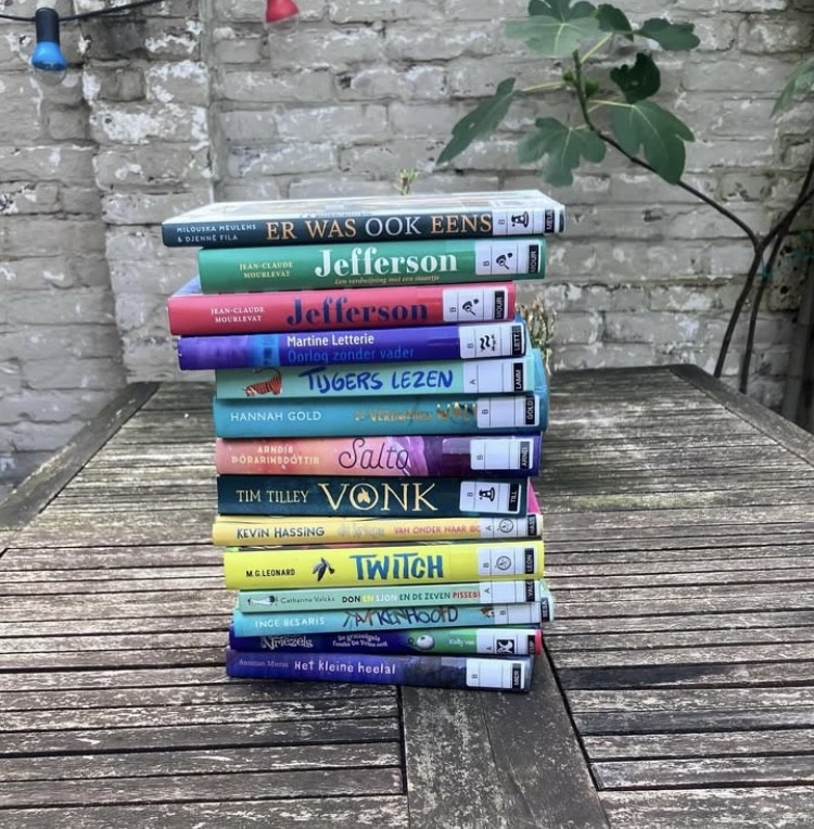 foto waarom is lezen zo belangrijk inspiratiesessie scheve boekenstapel van boeken tot buitenavonturen